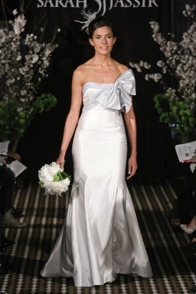 Runway Model Dress Games on Model Walks Runway In A Dream Wedding Dress By Sarah Jassir  For The