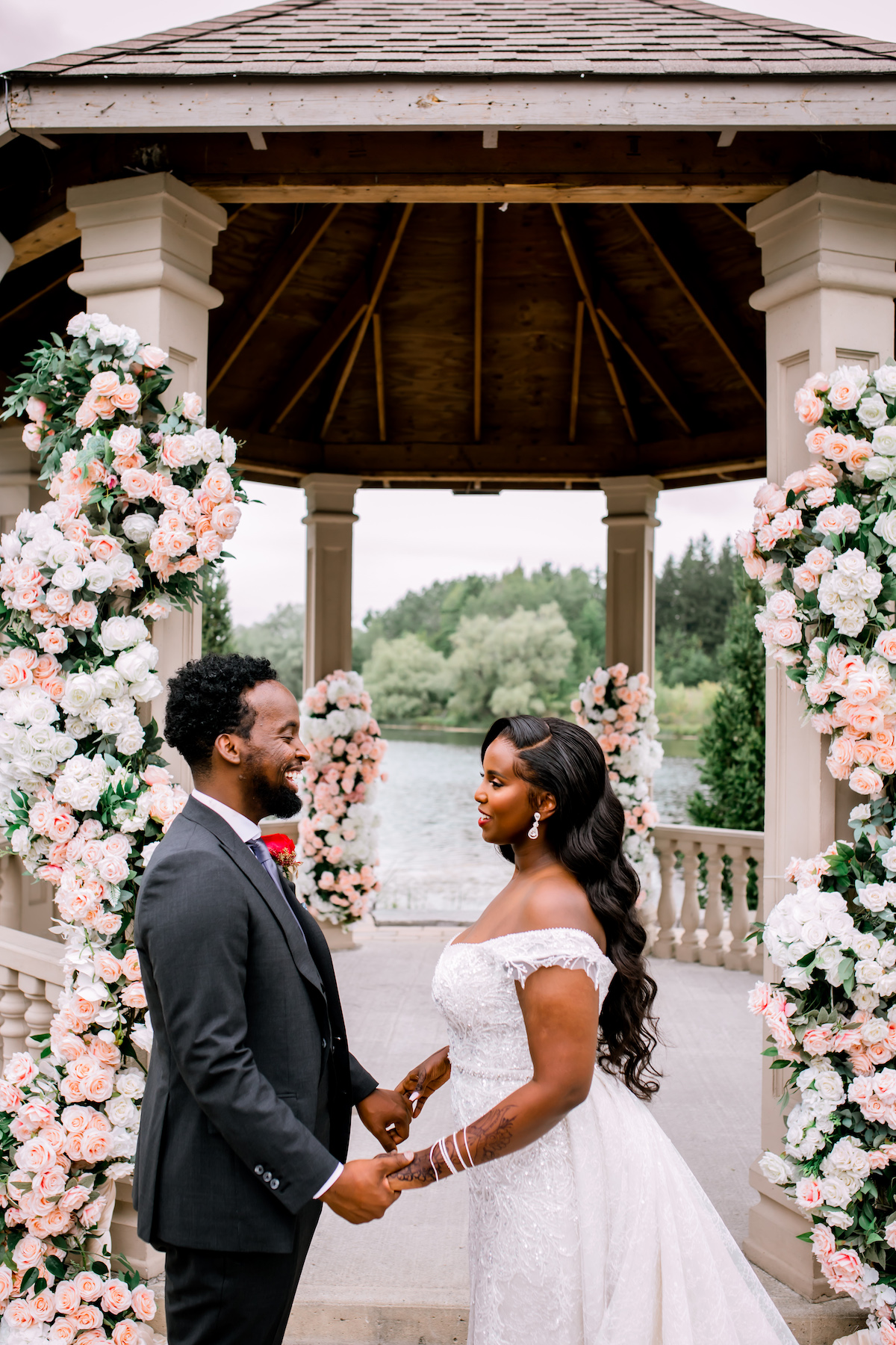 Red hot romance micro wedding in Ontario, Canada 