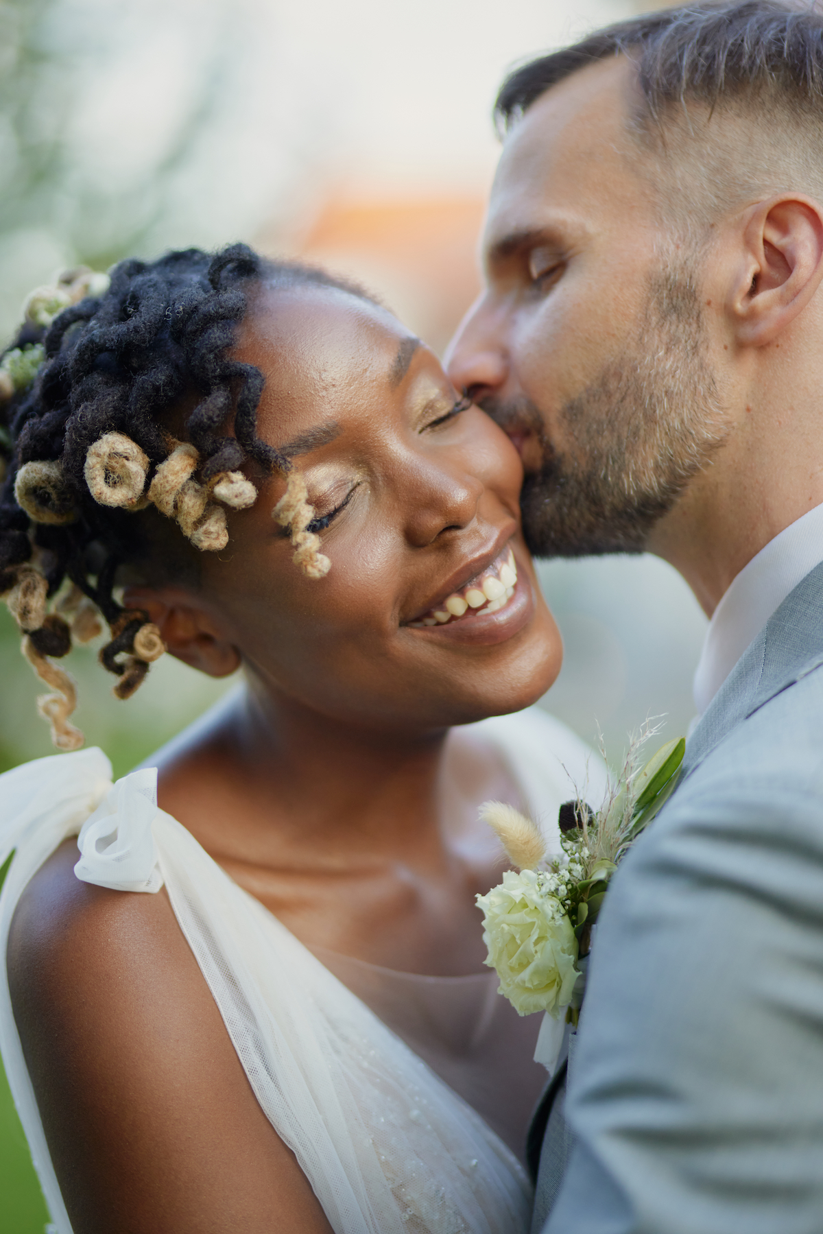 Wanderlust couple, Rumbi and Tom, are back to share all the details from their second white wedding in the Czech Republic! 