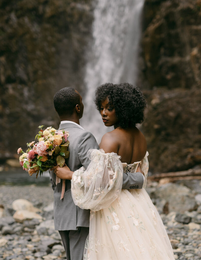 Featured in MunaLuchi Bride Magazine, Issue 28, this earthy adventure elopement in the Snoqualmie National Forest will inspire you to set out off the beaten path to create your own exciting nuptials!