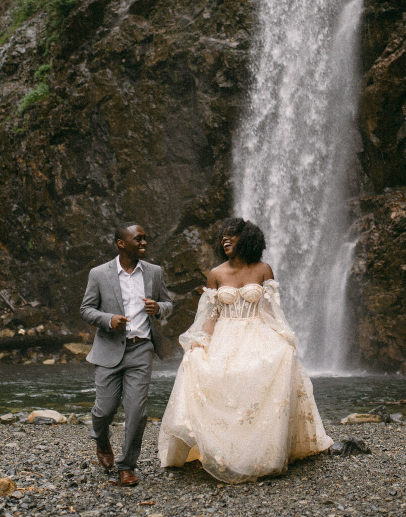 Featured in MunaLuchi Bride Magazine, Issue 28, this earthy adventure elopement in the Snoqualmie National Forest will inspire you to set out off the beaten path to create your own exciting nuptials!