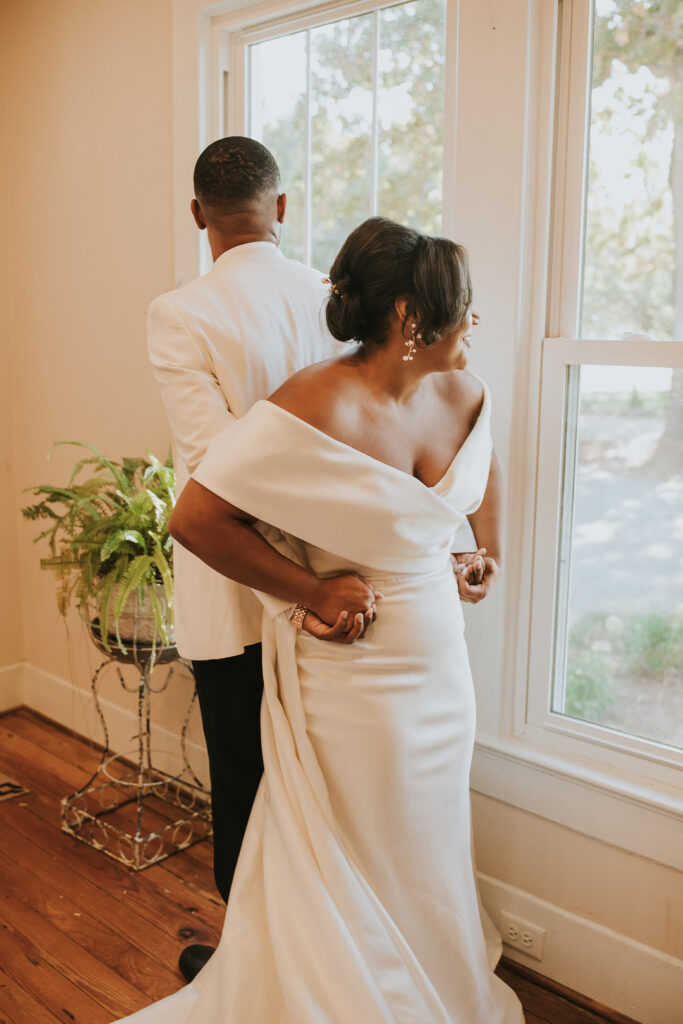 This romantic golden hour ceremony had traditional southern charm & modern minimalist elements that created a modern fairy tale fall wedding.