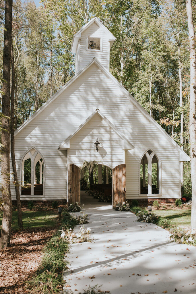 This romantic golden hour ceremony had traditional southern charm & modern minimalist elements that created a modern fairy tale fall wedding.