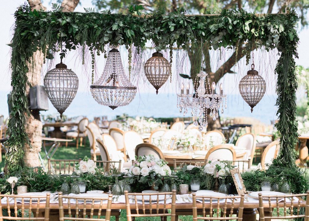 We have curated 11 dreamy summer wedding reception ideas that will surely inspire you! White and soft natural color palettes are timeless. | Great Gatsby Wedding Inspiration