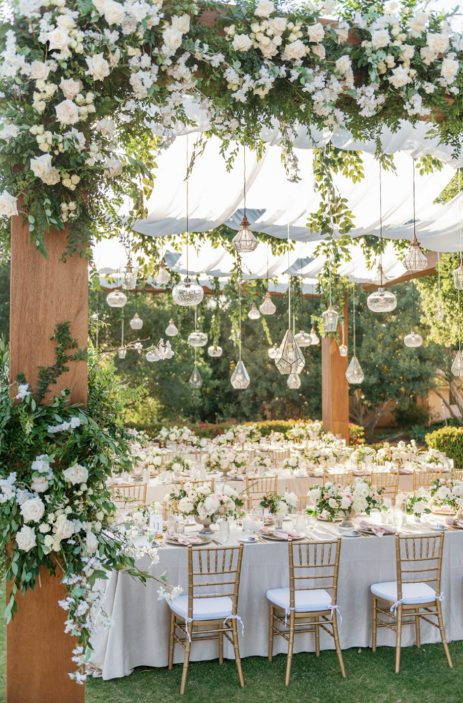 We have curated 11 dreamy summer wedding reception ideas that will surely inspire you! White and soft natural color palettes are timeless. | Hints of Pink