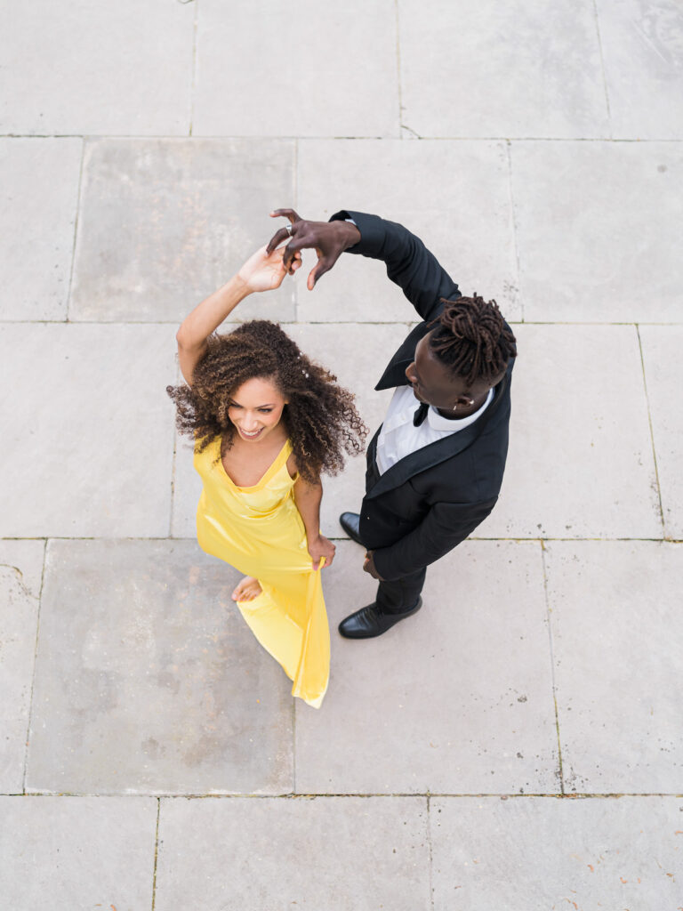 Inspired by the fresh feeling summer brings and the color yellow, this modern summer-styled shoot at the Swan House Atlanta History Center features a contemporary tablescape and decor with romantic touches and three fashion-forward bridal looks! 