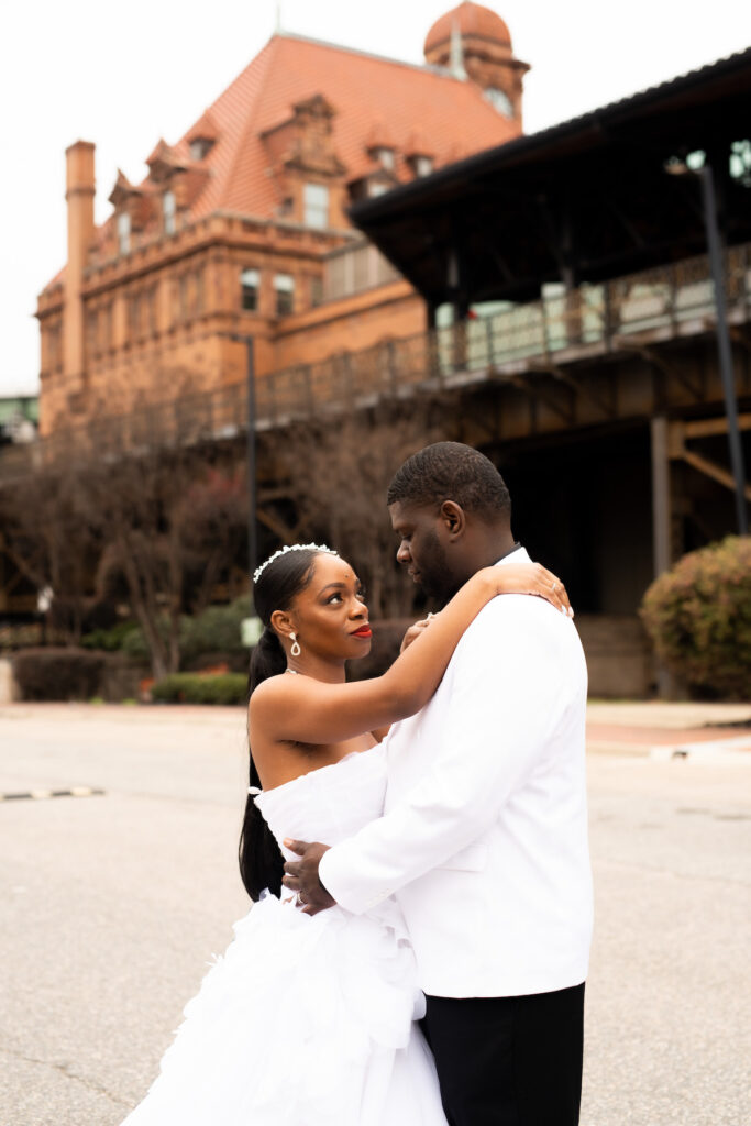 Michelle and Quitin celebrated their 10 years of marriage by recreating their original wedding photos for their anniversary photo session!