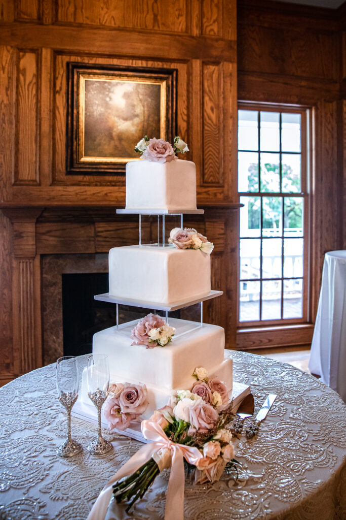 This pretty and romantic outdoor southern wedding had the prettiest pink and boho wedding vibes to inspire you for your own summer nuptials!