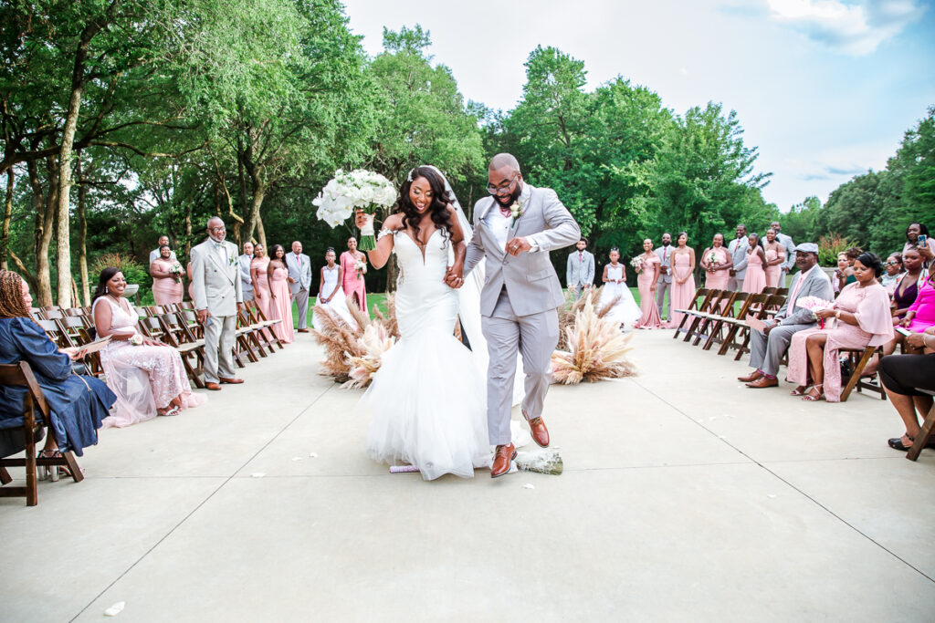 This pretty and romantic outdoor southern wedding had the prettiest pink and boho wedding vibes to inspire you for your own summer nuptials!