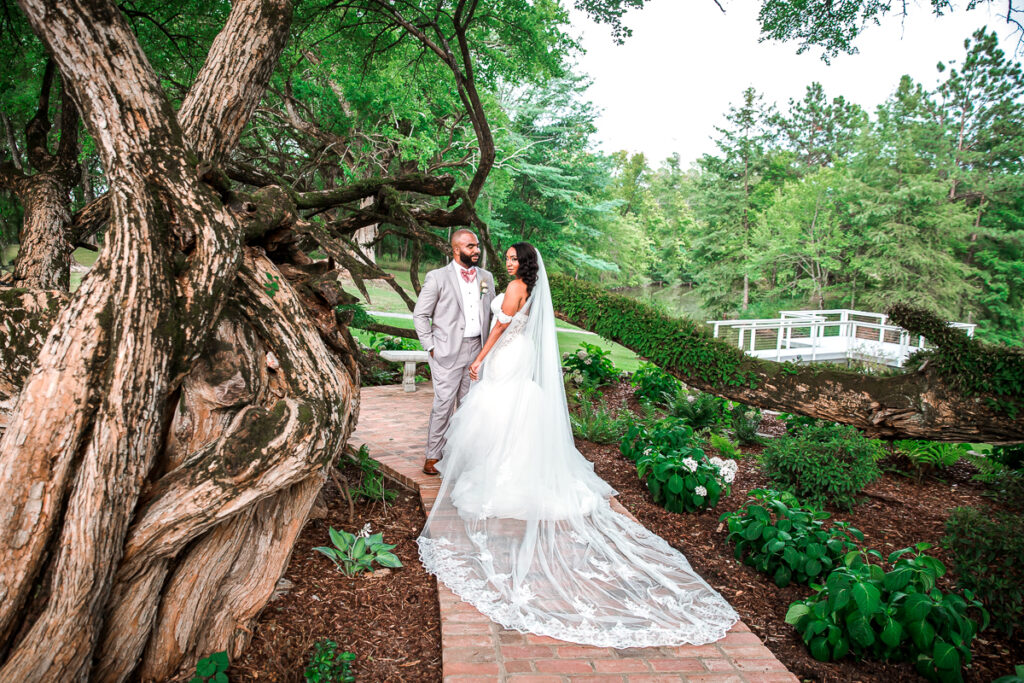 This pretty and romantic outdoor southern wedding had the prettiest pink and boho wedding vibes to inspire you for your own summer nuptials!