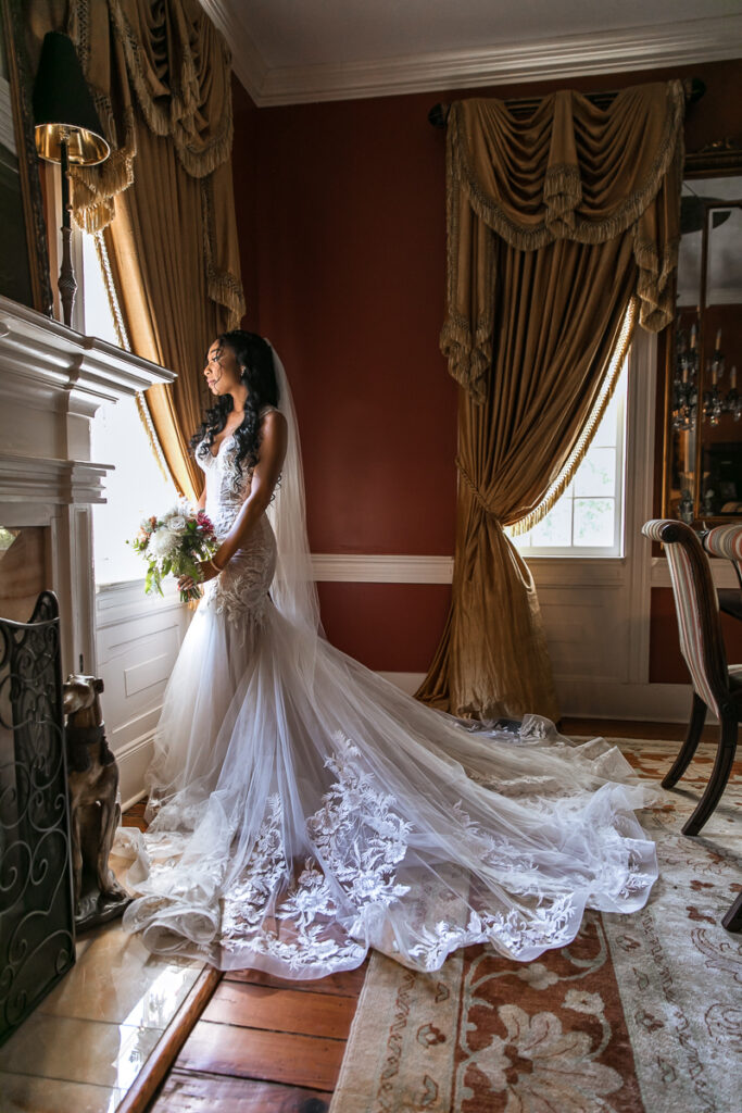 This southern wedding had us ready for cozy season with with gorgeous florals mixed with shades of gold and coffee brown.