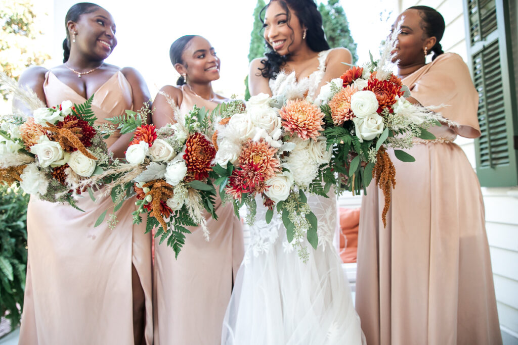 This southern wedding had us ready for cozy season with with gorgeous florals mixed with shades of gold and coffee brown.