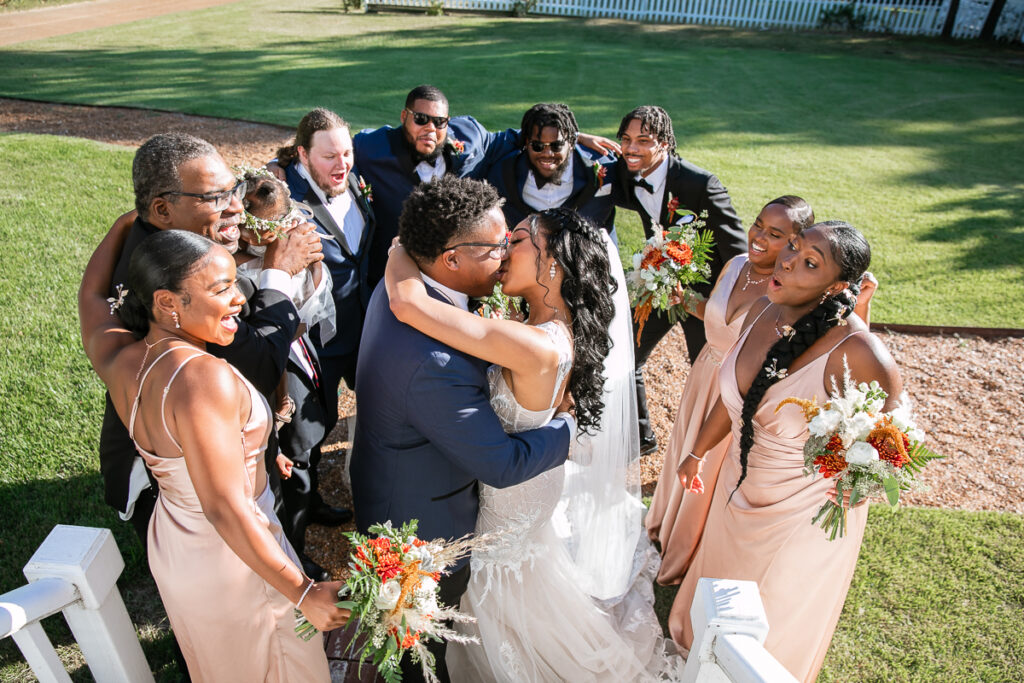 This southern wedding had us ready for cozy season with with gorgeous florals mixed with shades of gold and coffee brown.