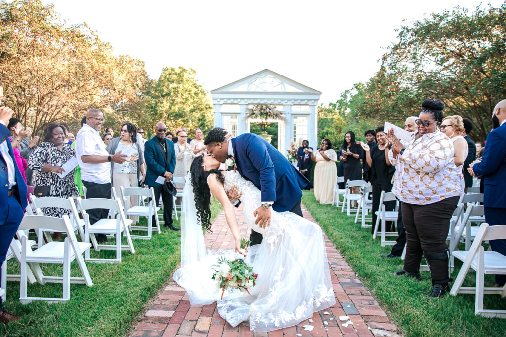 This southern wedding had us ready for cozy season with with gorgeous florals mixed with shades of gold and coffee brown.