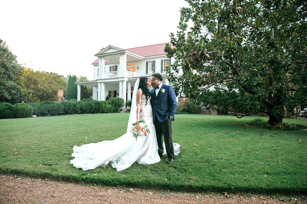 This southern wedding had us ready for cozy season with with gorgeous florals mixed with shades of gold and coffee brown.