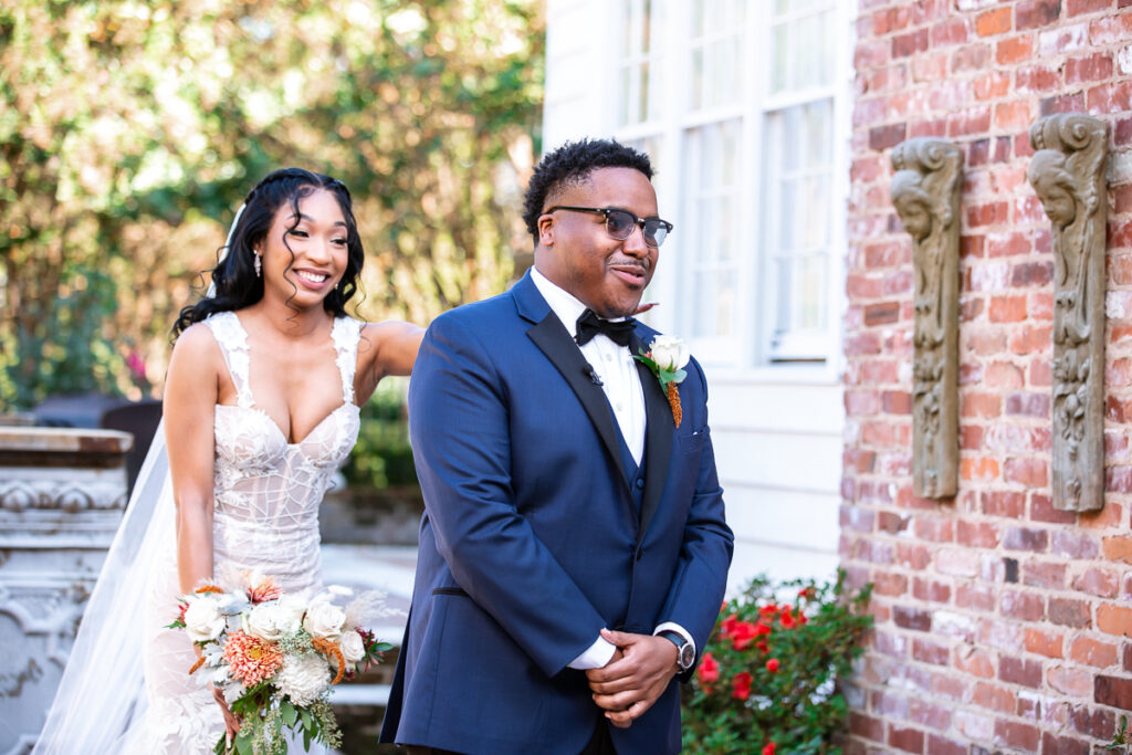 This southern wedding had us ready for cozy season with with gorgeous florals mixed with shades of gold and coffee brown.