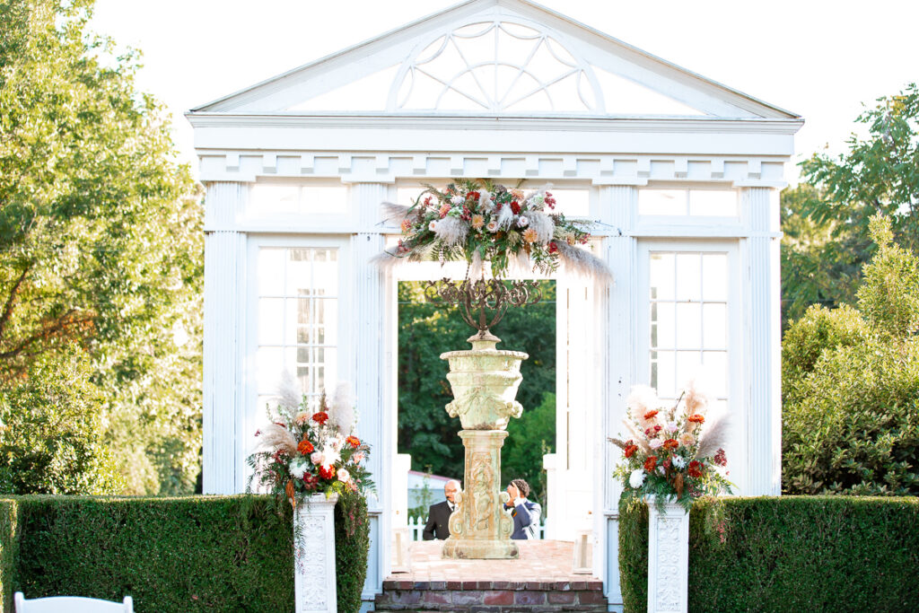 This southern wedding had us ready for cozy season with with gorgeous florals mixed with shades of gold and coffee brown.