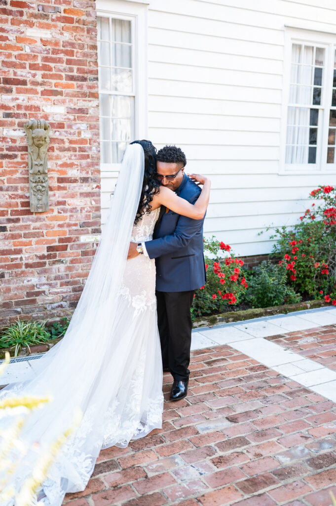 This southern wedding had us ready for cozy season with with gorgeous florals mixed with shades of gold and coffee brown.