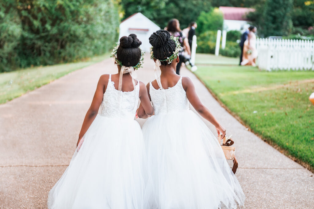 This southern wedding had us ready for cozy season with with gorgeous florals mixed with shades of gold and coffee brown.