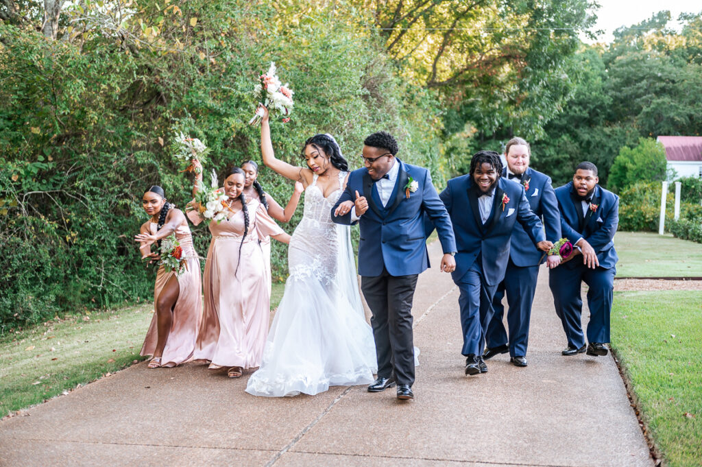 This southern wedding had us ready for cozy season with with gorgeous florals mixed with shades of gold and coffee brown.