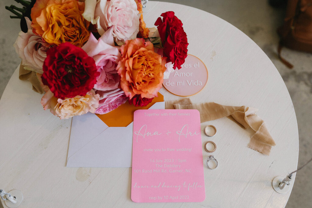 Take a look and discover this creative wedding-styled shoot filled with romantic modern vibes and an amazing La Hora Loca!