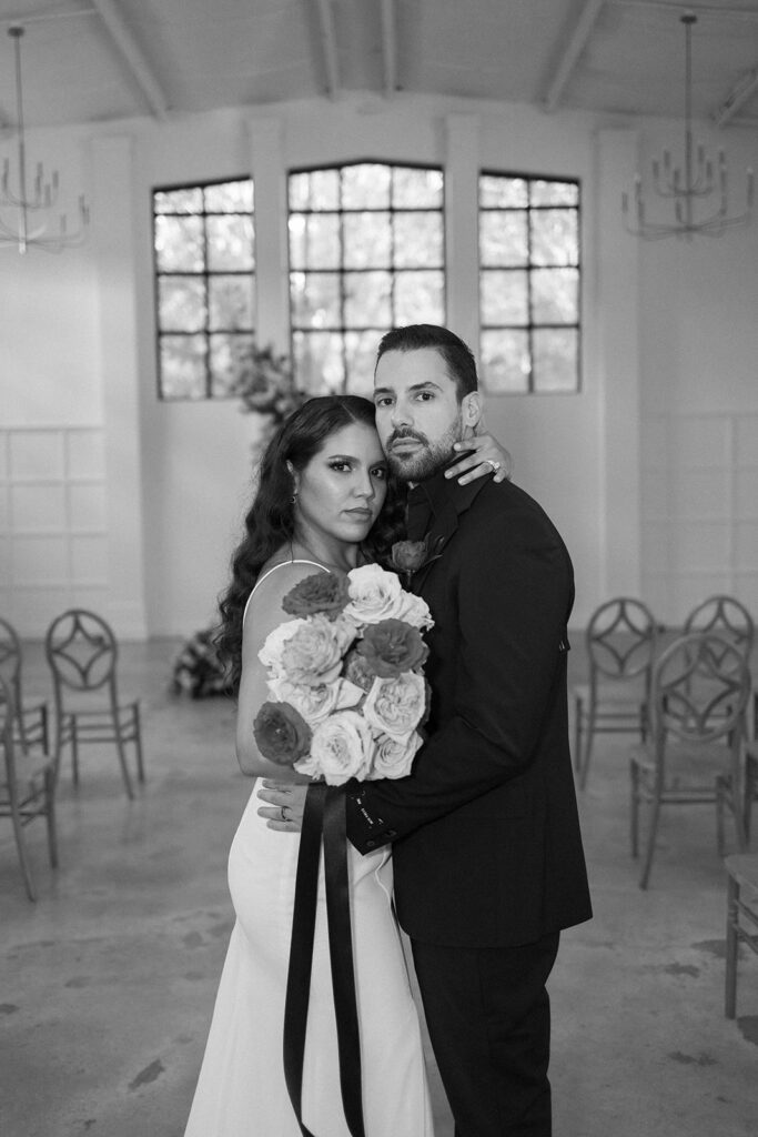 Take a look and discover this creative wedding-styled shoot filled with romantic modern vibes and an amazing La Hora Loca!
