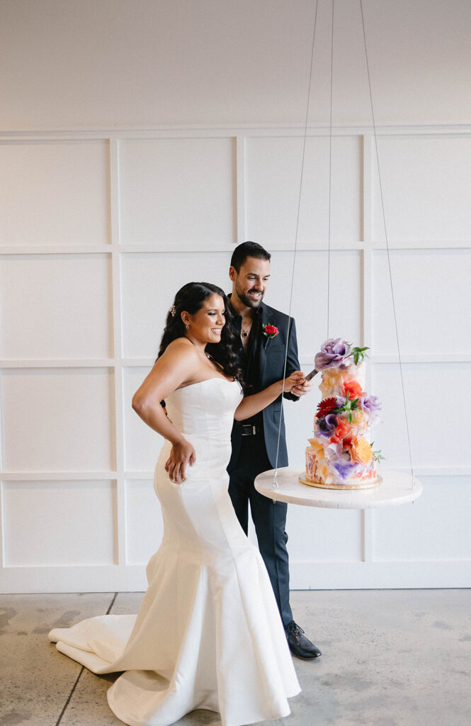 Take a look and discover this creative wedding-styled shoot filled with romantic modern vibes and an amazing La Hora Loca!