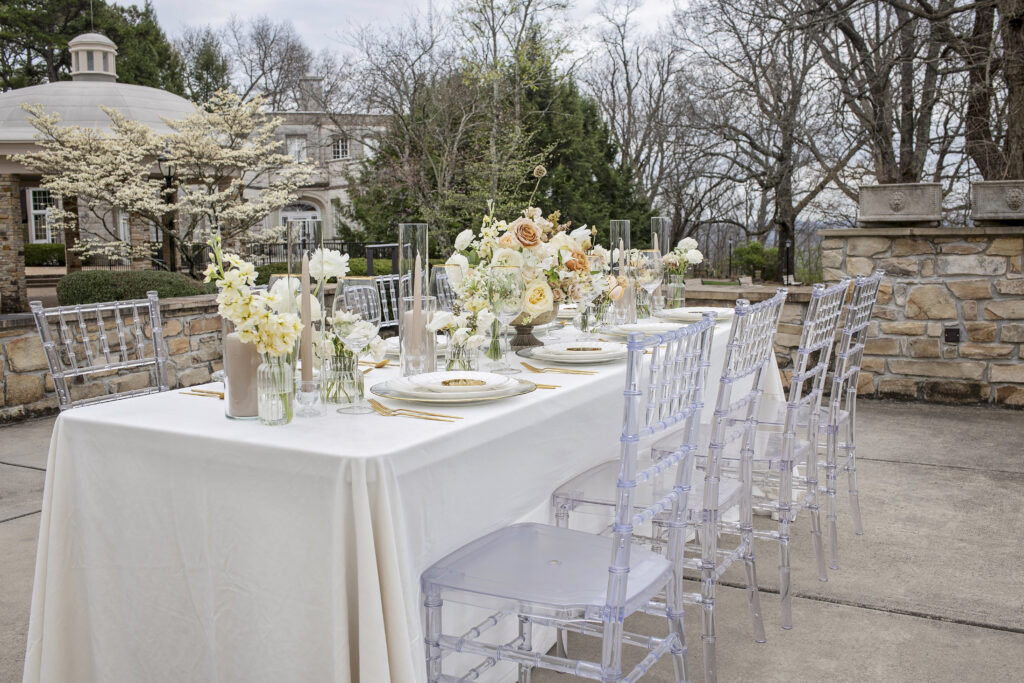 Peach florals, a mountain top ceremony, modern decor details, get ready to get inspired with this pretty bridal-styled shoot.