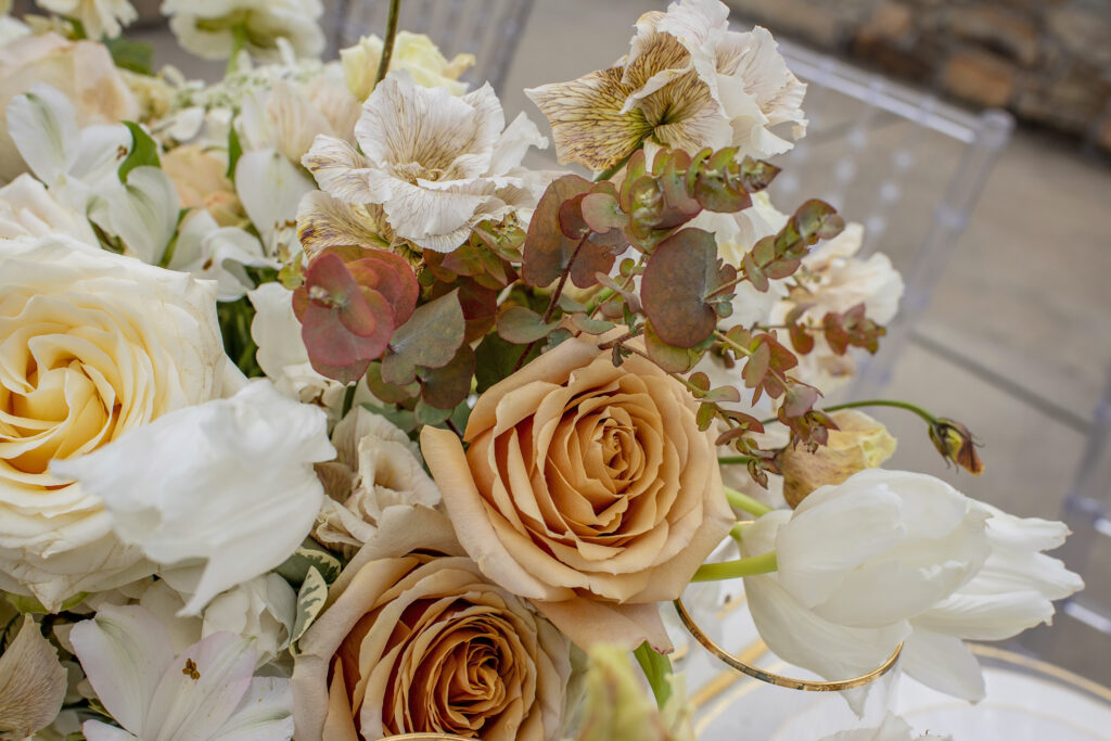 Peach florals, a mountain top ceremony, modern decor details, get ready to get inspired with this pretty bridal-styled shoot.