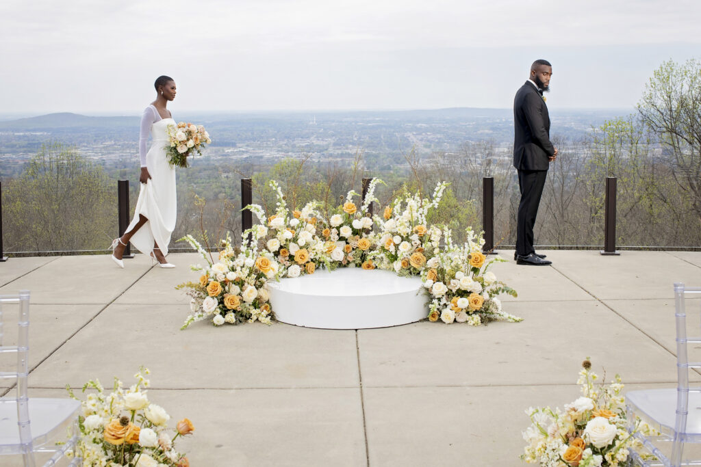 Peach florals, a mountain top ceremony, modern decor details, get ready to get inspired with this pretty bridal-styled shoot.