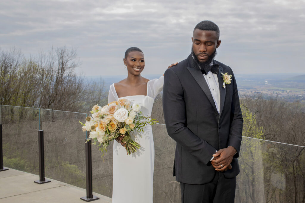 Peach florals, a mountain top ceremony, modern decor details, get ready to get inspired with this pretty bridal-styled shoot.