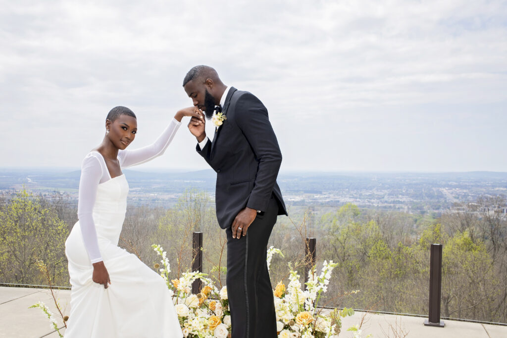 Peach florals, a mountain top ceremony, modern decor details, get ready to get inspired with this pretty bridal-styled shoot.