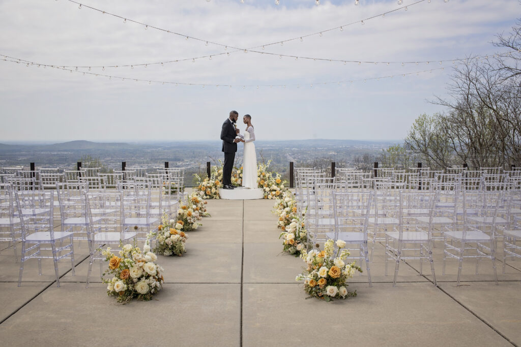 Peach florals, a mountain top ceremony, modern decor details, get ready to get inspired with this pretty bridal-styled shoot.