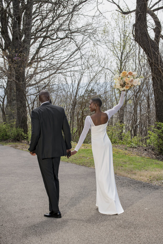 Peach florals, a mountain top ceremony, modern decor details, get ready to get inspired with this pretty bridal-styled shoot.