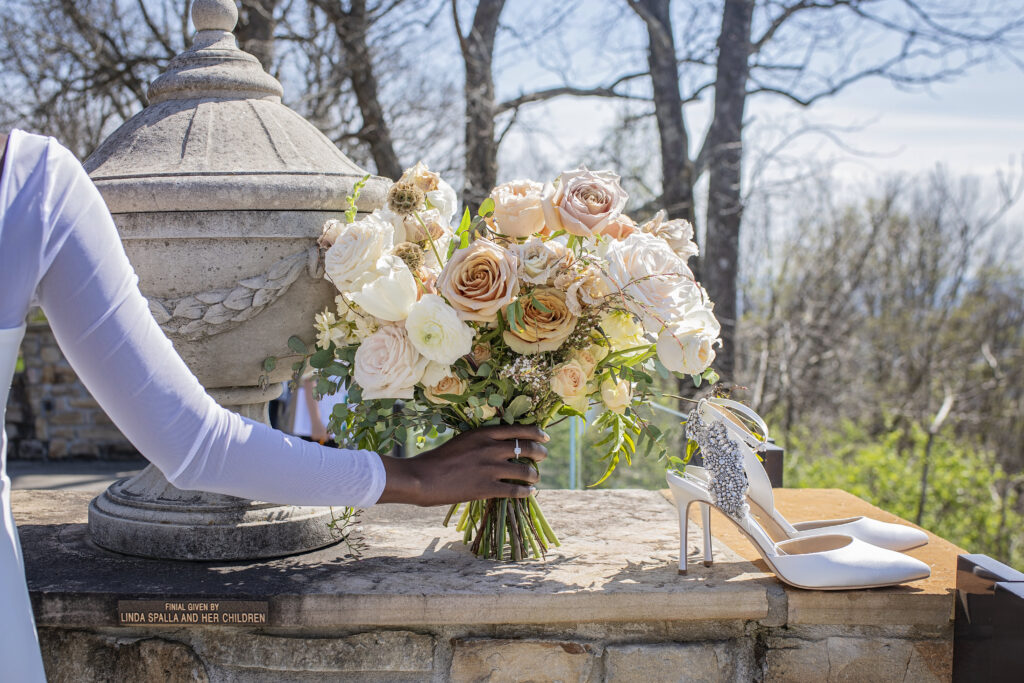 Peach florals, a mountain top ceremony, modern decor details, get ready to get inspired with this pretty bridal-styled shoot.