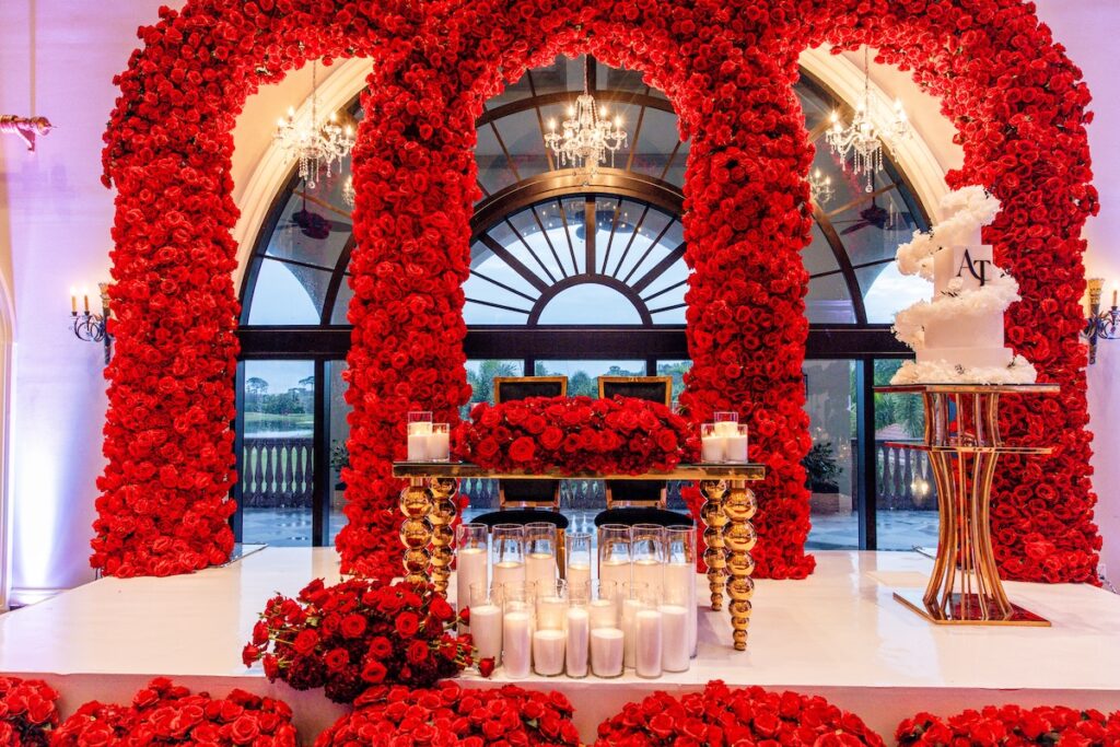 Hundreds of red roses and gold and black details made this country club wedding in Florida the perfect modern affair!