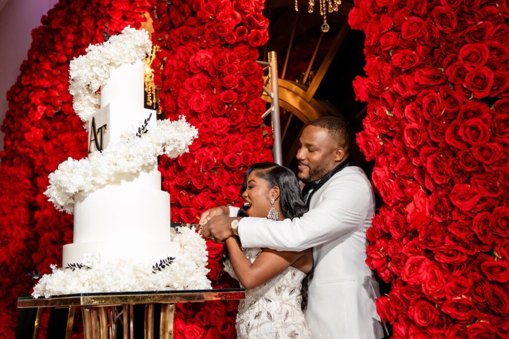 Hundreds of red roses and gold and black details made this country club wedding in Florida the perfect modern affair!