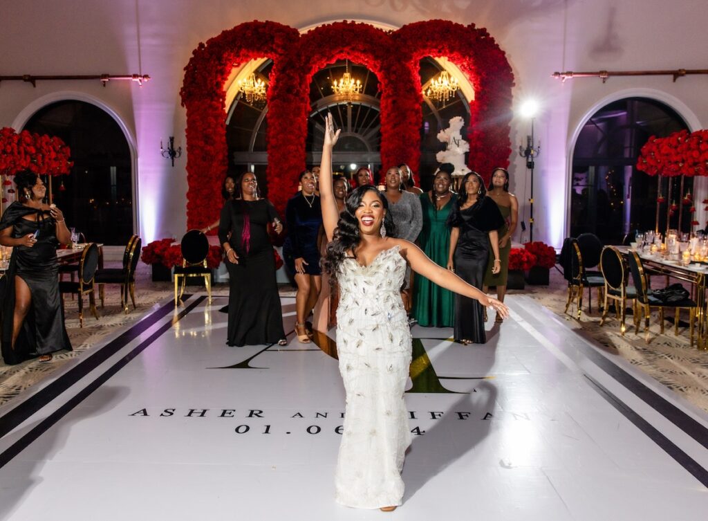 Hundreds of red roses and gold and black details made this country club wedding in Florida the perfect modern affair!