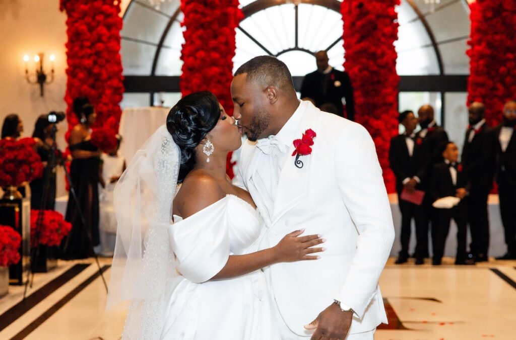 Hundreds of red roses and gold and black details made this country club wedding in Florida the perfect modern affair!