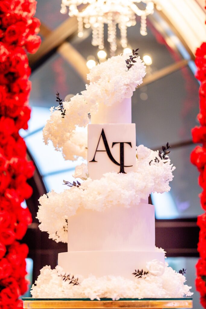 Hundreds of red roses and gold and black details made this country club wedding in Florida the perfect modern affair!