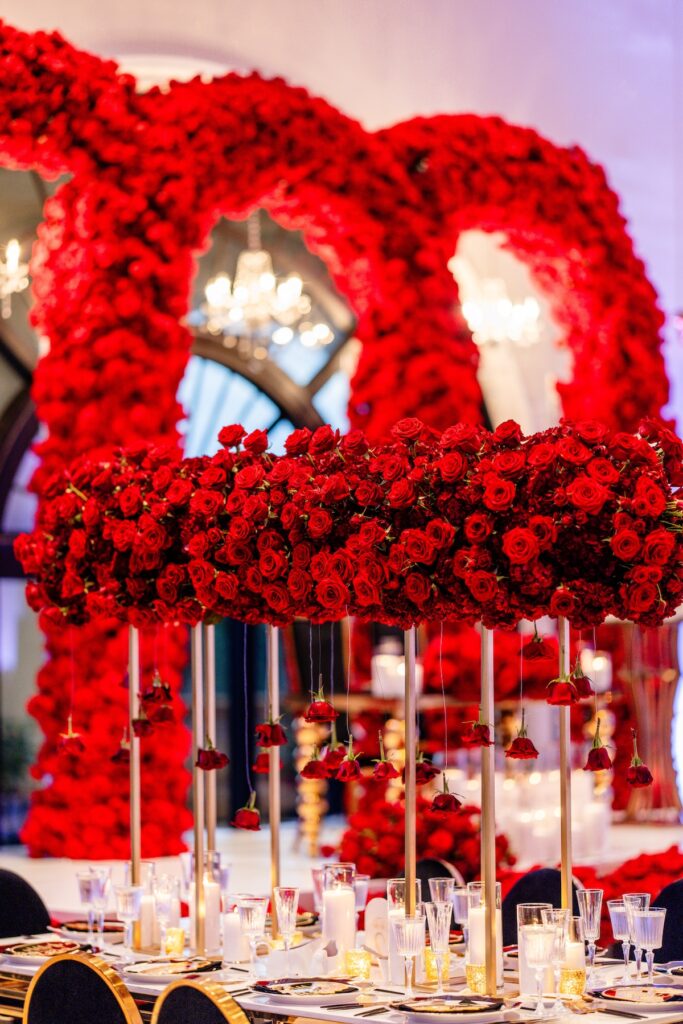 Hundreds of red roses and gold and black details made this country club wedding in Florida the perfect modern affair!