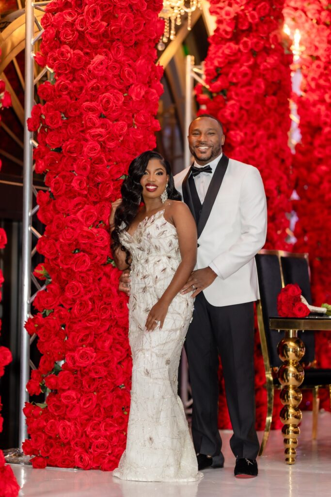 Hundreds of red roses and gold and black details made this country club wedding in Florida the perfect modern affair!