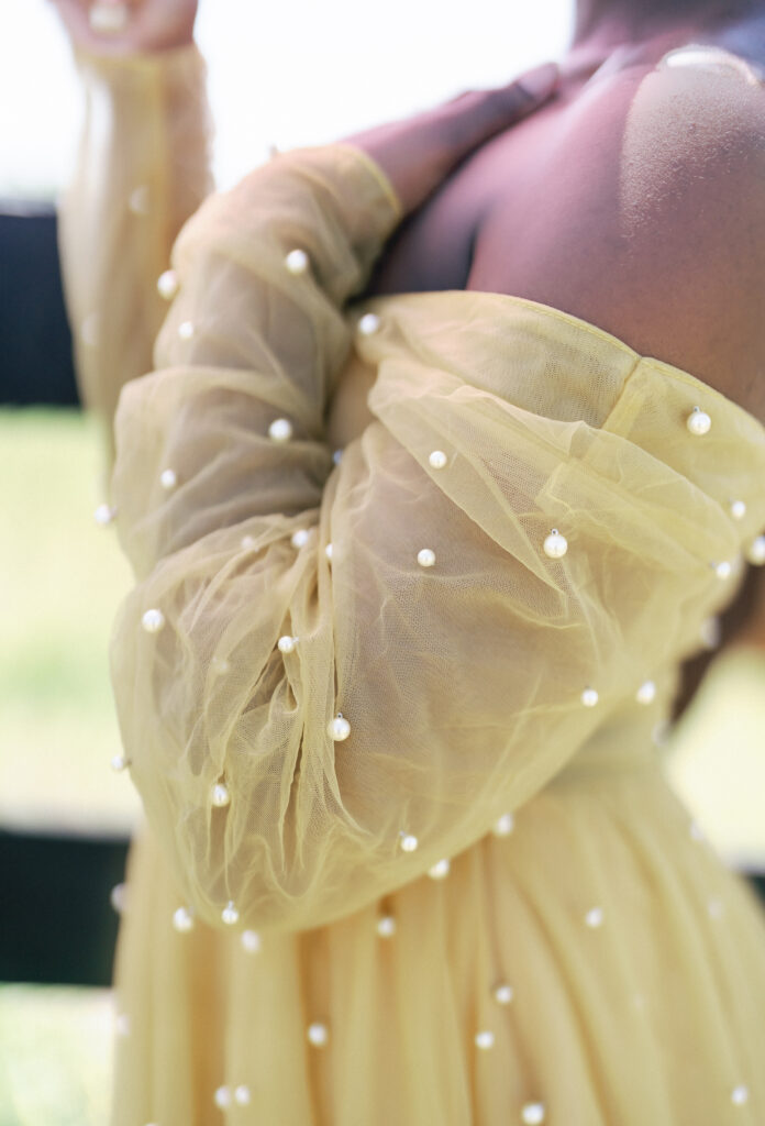 This playful sun-filled styled wedding shoot in Florida features gorgeous florals, pretty pearls, and royal honey hues.