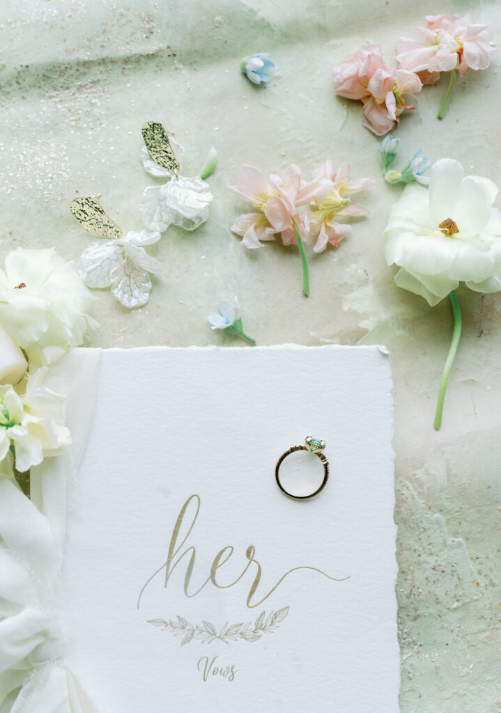 This playful sun-filled styled wedding shoot in Florida features gorgeous florals, pretty pearls, and royal honey hues.