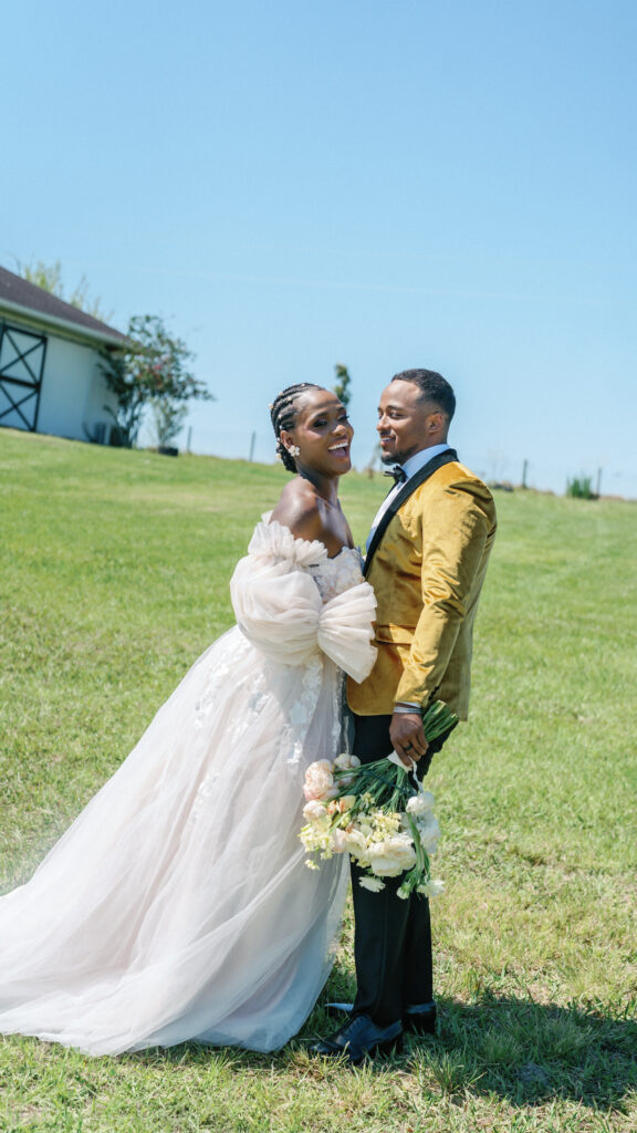 This playful sun-filled styled wedding shoot in Florida features gorgeous florals, pretty pearls, and royal honey hues.