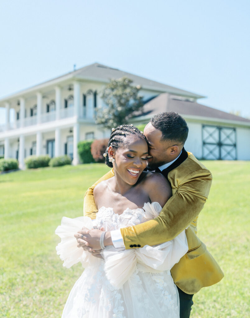 This playful sun-filled styled wedding shoot in Florida features gorgeous florals, pretty pearls, and royal honey hues.