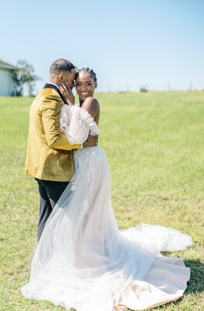 This playful sun-filled styled wedding shoot in Florida features gorgeous florals, pretty pearls, and royal honey hues.