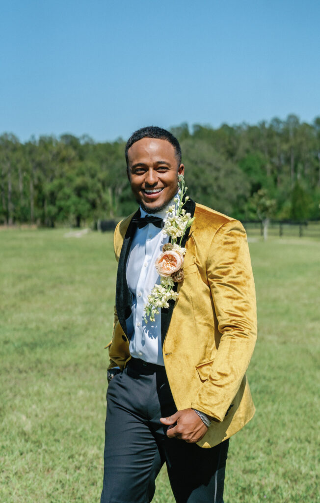 This playful sun-filled styled wedding shoot in Florida features gorgeous florals, pretty pearls, and royal honey hues.