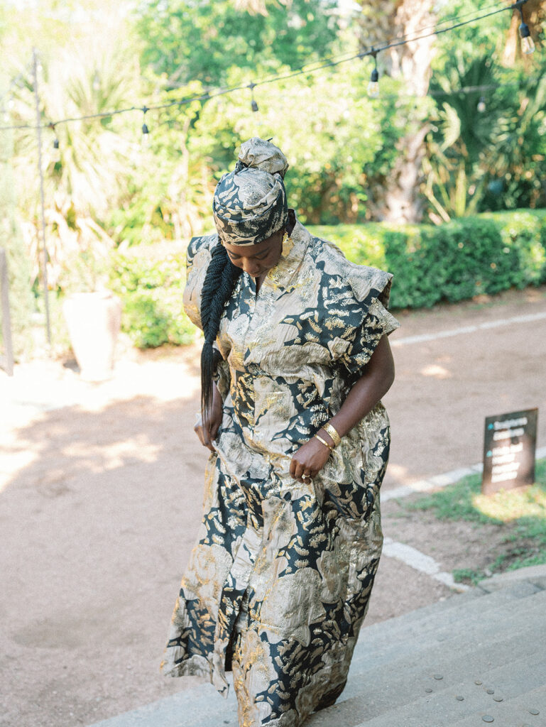 Photographer Esther Makau captured this relaxed and romantic outdoor engagement shoot which featured the gorgeous Laguna Gloria.